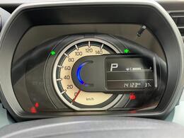 メータパネルはシルバーとホワイトの加飾が施されたシンプルで計器類が確認し易いデザインを採用！