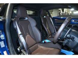 レザーシートは質感も高く日常使いにピッタリです！