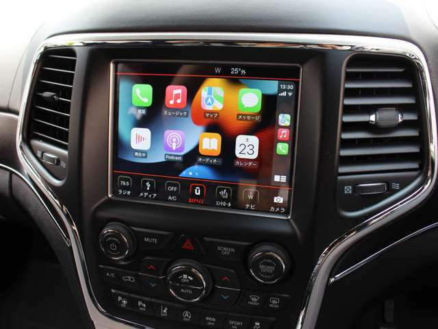 フルカラーディスプレイに最新世代の「Uconnect」を採用し、スマートフォンの各種機能を車載機器で操作できるようにする、Apple CarPlayやAndroid Autoに対応しております。