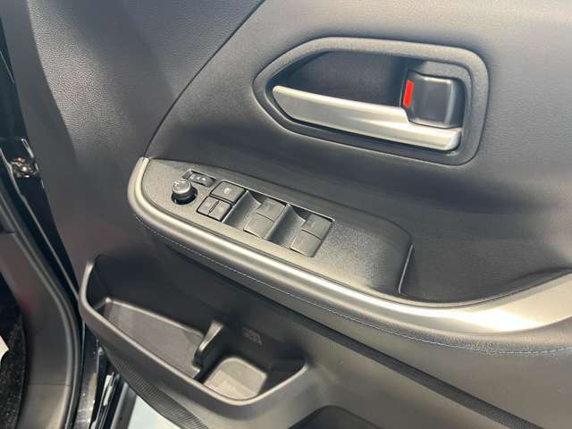 パワーウィンドウのスイッチですよ。運転席に居ながら窓を開け閉めのコントロールできます。