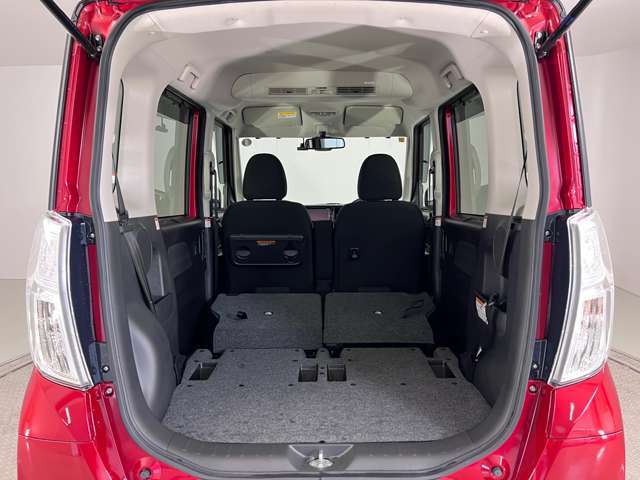 フルフラットにすれば大きな荷物なども乗り、大人も横になれるぐらい広いので車中泊もできますよ！