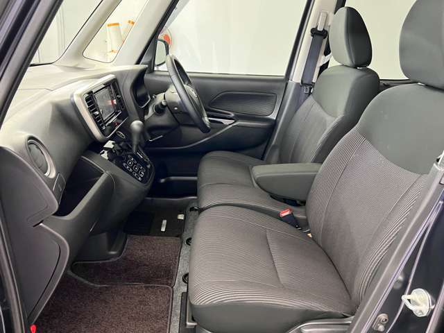 【ベンチシート】運転席と助手席の間にカバンを置いたり、肘掛けをおろしたり様々なシーンに合わせてお使いいただけます♪