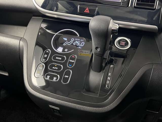 オートエアコンで快適な車内温度で過ごすことができます。