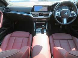 ◆インスツルメントパネルやインテリアトリムなどは、調和しなが洗練された室内を作り上げ、スイッチ類によって、優れた操作性をも実現。ドライバーの視線や動線を考え、人間工学に基づきデザインされています◆