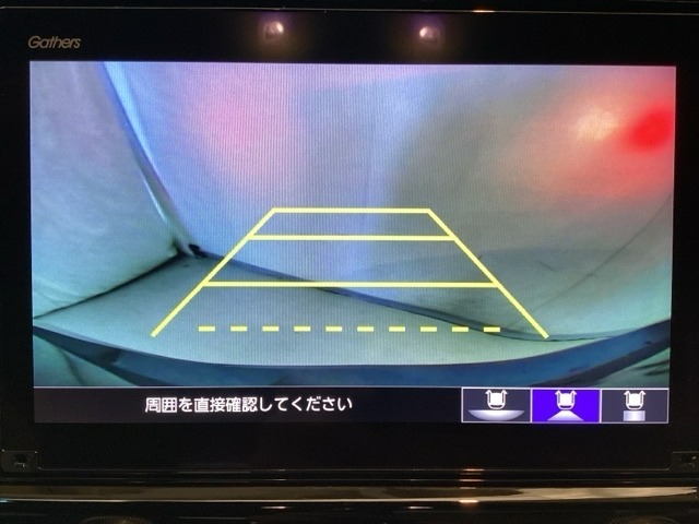 バックでの車庫入れも安心です！　リアカメラが付いているバックモニター付のナビを装備しております。操作線もついており距離感も画面から確認できます。