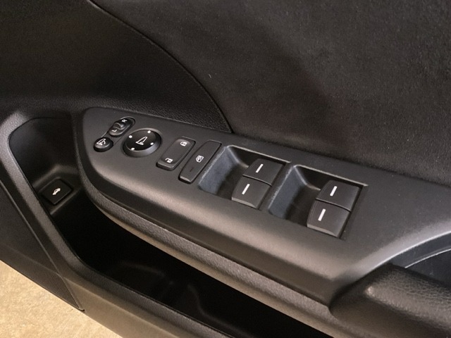 ハンドルの右側に電動格納付きパワーミラーの操作スイッチがついています。左右のサイドミラーの角度調節も微調整ができて便利です。パワーウインドウは運転席でドア4枚とも上下の操作ができるようになっています。