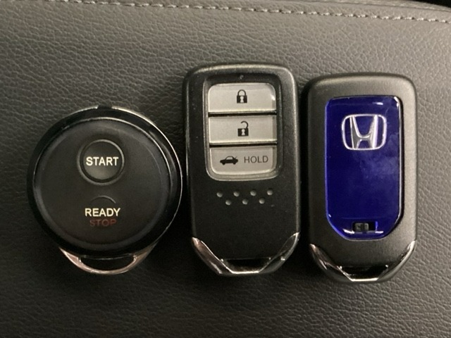 スマートキーを装備しています。鍵を差し込むことなくドアロックの開け閉めと、トランクも開けられます。加えて、純正リモコンエンジンスターター用の操作キーもついています。