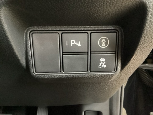 Hondaセンシング用の、VSA（ABS＋TCS＋横滑り抑制）解除スイッチなどはハンドルの右側に装備しています。