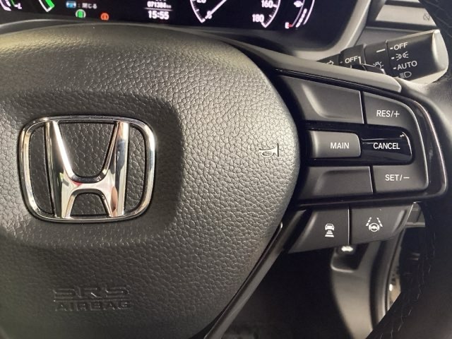 ハンドルにHondaセンシング系のクルーズコントロールやレーンキープアシストなどの操作スイッチが装備されています。ハンドルから手を離さず安全に操作できます。