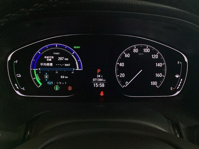 ハイブリット車専用のメーターです。右側の大型スピードメーターに加え、ステアリングスイッチを使って左のマルチインフォメーション・ディスプレイで燃費や動力伝達などの情報が見れるようになっています。