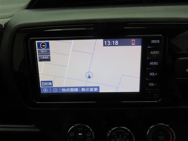 純正SDメモリーナビを装備しています。簡単な操作で行き先を入力することができ、音声で目的地まで案内してくれます。初めて訪れる場所も安心です。快適なドライブを楽しんでみてはいかがでしょうか。