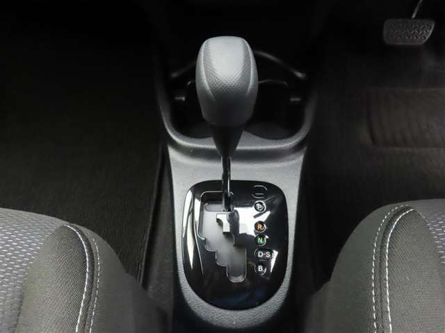フロアシフトのCVTオートマチック車です。