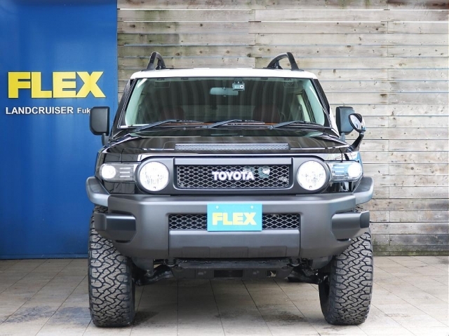 丸目2灯ヘッドライトがFJクルーザーの特徴です♪