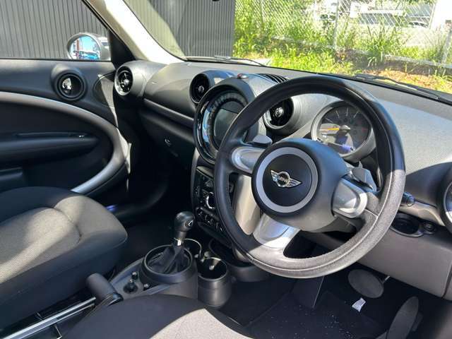 ワールドプレミアムカーをお探しになられている方に、貴方の大切な1台をお届けします。こだわりの在庫車両の中から、新しい愛車をお選び下さい。TEL　092ー962ー9051　担当：片野