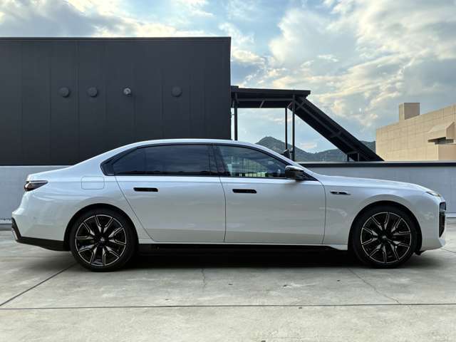 ご納車後も全国約200拠店のBMW正規ディーラーサービス工場にて保証対応いたします。お近くのBMW正規ディーラーをご案内の上、アフターメンテナンスをお受け頂けますので、安心してお乗りいただけます！！