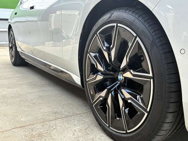BMW純正アルミホイールです。納車時にはアルミホイールコーティングも承っております！是非ご検討下さいませ。