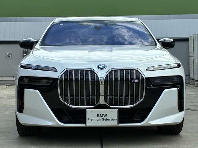 【BMWの伝統】BMWの特徴的な“キドニーグリル”は、80年以上続く伝統の形でございます。変わらないこだわりのデザインが、プレミアムブランド“BMW”を創り出します。