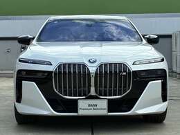 【BMWの伝統】BMWの特徴的な“キドニーグリル”は、80年以上続く伝統の形でございます。変わらないこだわりのデザインが、プレミアムブランド“BMW”を創り出します。