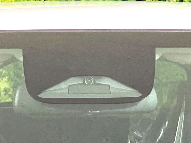 【ホンダセンシング】走行中に前方の車両等を認識し、衝突しそうな時は警報とブレーキで衝突回避と被害軽減をアシスト。より安全にドライブをお楽しみいただけます。