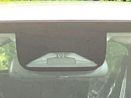 【ホンダセンシング】走行中に前方の車両等を認識し、衝突しそうな時は警報とブレーキで衝突回避と被害軽減をアシスト。より安全にドライブをお楽しみいただけます。