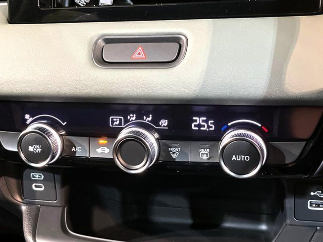 【オートエアコン】一度お好みの温度に設定すれば、車内の温度を検知し風量や温度を自動で調整。暑い…寒い…と何度もスイッチ操作をする必要はありません。快適な車内空間には必須の機能ですね♪