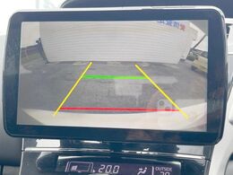 【バックカメラ】駐車時に後方がリアルタイム映像で確認できます。大型商業施設や立体駐車場での駐車時や、夜間のバック時に大活躍！運転スキルに関わらず、今や必須となった装備のひとつです！