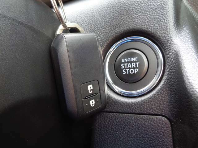 キーレスプッシュスタートシステム！携帯リモコンを持っていれば、リクエストスイッチを押すだけでドアの施錠・解錠が可能。ブレーキを踏んでエンジンスイッチを押せば、エンジンの始動・停止もできます！