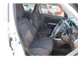 フロントシートはレバー式調整　サイドカーテンエアバック