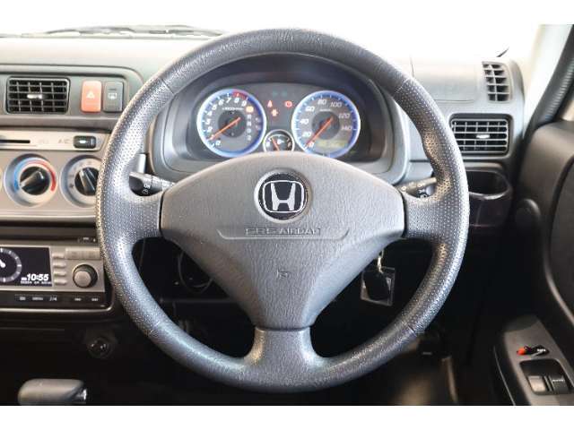 操作性に優れた運転席となります！小物入れや各ボタンの配置にこだわり、使いやすいです！座り心地もよく視認性も良好なのでロングドライブもお任せ下さい！