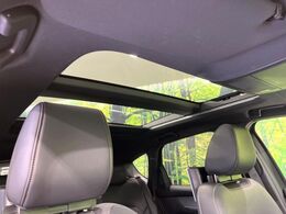 【サンルーフ】開放感たっぷりの希少装備、サンルーフが装着されています！車内に明かりを取り入れたり景色を楽しむ以外にも、車内の空気も簡単に換気できて快適です！