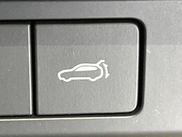 【パワーバックドア】スマートキーや運転席のボタンを押すだけでリアゲートが自動で開閉します！荷物を持っている時や、高い位置にあるバックドアを閉める際に便利な機能です♪