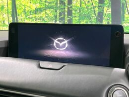 【マツダコネクトナビ】車内の雰囲気にマッチした一体型タイプのナビ。各種車輌設定やBluetooth再生等、様々な機能が楽しめます。直感的なダイヤル操作が可能で、使い勝手も良好です。