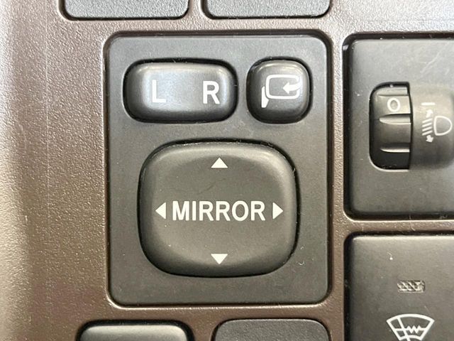【電動格納ミラー】サイドミラーは電動格納式となっており、狭い駐車場でもキズがつくリスクを抑えられます。