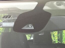 【エマージェンシーブレーキ】走行中に前方の車両等を認識し、衝突しそうな時は警報とブレーキで衝突回避と被害軽減をアシスト。より安全にドライブをお楽しみいただけます。