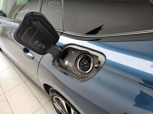 充電は普通充電のみに対応しており、200V 3kWでは約5時間、200V 6kWでは約2時間半でバッテリーを満充電できます！