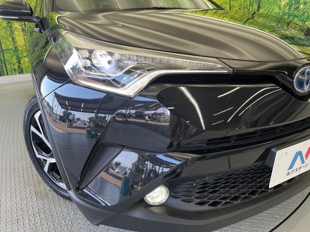 【LEDヘッドライト】悪天候や夜間走行時も良好な視界を確保し安心して運転できる高輝度LEDヘッドライトを装備！点灯速度が早く、消費電力も抑えられています。