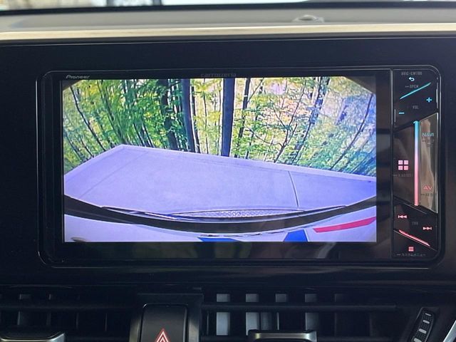 【バックカメラ】駐車時に後方がリアルタイム映像で確認できます。大型商業施設や立体駐車場での駐車時や、夜間のバック時に大活躍！運転スキルに関わらず、今や必須となった装備のひとつです！