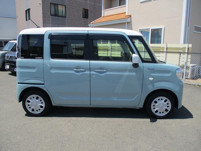 右側です