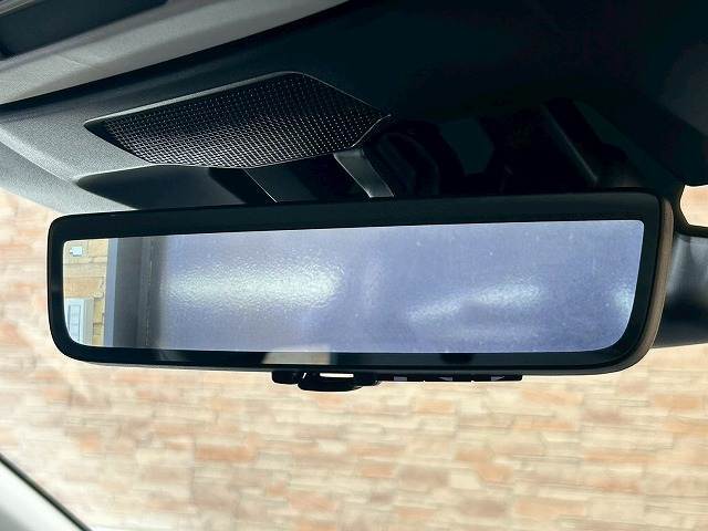 【デジタルインナーミラー】を搭載しております。車両後方のカメラ映像をミラー面に映し出すので、車内の状況や、天候などに影響されずいつでもクリアな後方視界が得られます。