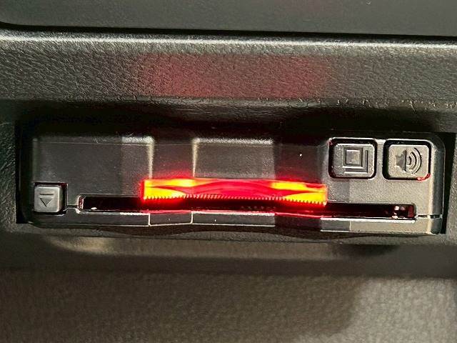 【ETC車載器】を装備しておりますので、ご納車直後からの遠距離ドライブも可能です。土日の利用料金の割引や、朝夕の通行料金を割引料金で高速道路をお楽しみいただけます。