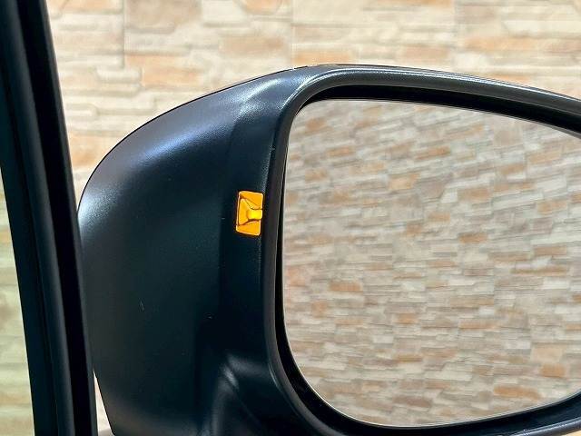 【ブラインドスポットモニター（BSM）】車線変更時に車両後方から来る車両を検知し安全をサポートする装置です。
