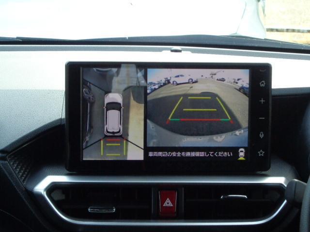 パノラミックビューモニターは、車両の前後左右に搭載した4つのカメラにより、車を真上から見ているような映像を表示させ、運転席から確認しにくい車両周囲の状況を把握できます。