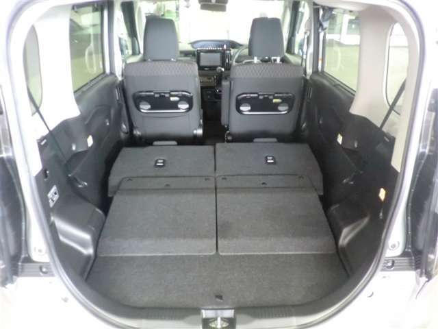 後部座席を倒すと広々とした荷室に早代わり！！大きなものもバッチリ入りますよ！！