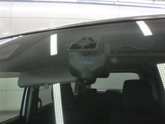 今やドライブレコーダーは欠かせない装備となりました。しっかり付いてます！！