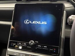 【メーカー純正ナビ】インテリアに溶け込むスタイリッシュな「専用設計」メーカーナビを装備♪視認性や操作性など基本性能にも優れ、より上質なカーライフをお楽しみいただけます。