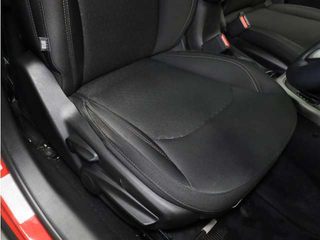 禁煙車ですので焦げや臭いなどはございません。気持良くお乗り頂けます。ワンオーナー車となっております。キレイな状態で、気持ちよくお乗りいただけます。