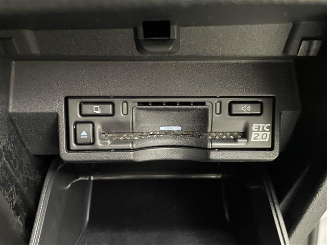 【純正ビルトインETC2.0（DSRC/ITSスポット）】ETCカードを挿入すれば料金所はノンストップで通過できます。ETC限定の割引や、高速道路の情報提供サービスを利用できます。