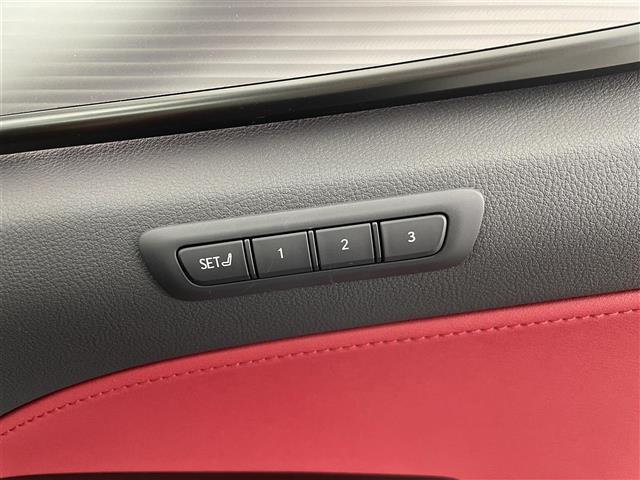 【ポジションメモリー（パワーシート）】それぞれのスイッチを押すと、あらかじめ設定したドライビングポジションに自動で調整してくれます。シートポジションがしっかり決まると、毎日の運転が楽になりますね！