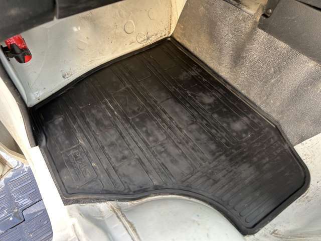 使用感は御座いますが、ご納車前には掃除機清掃を行います！