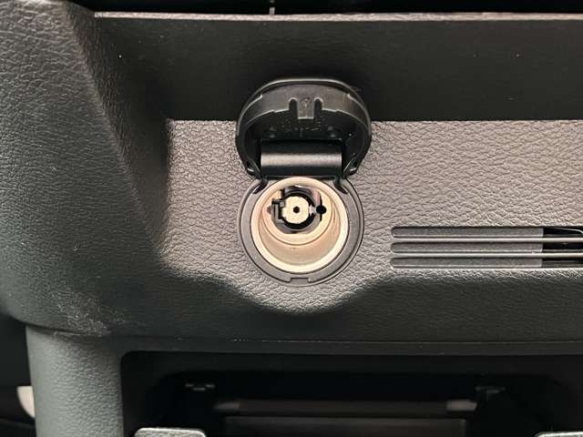電源ソケット。スマートフォンの充電や小型家電を使うための車内電源として使用できます！